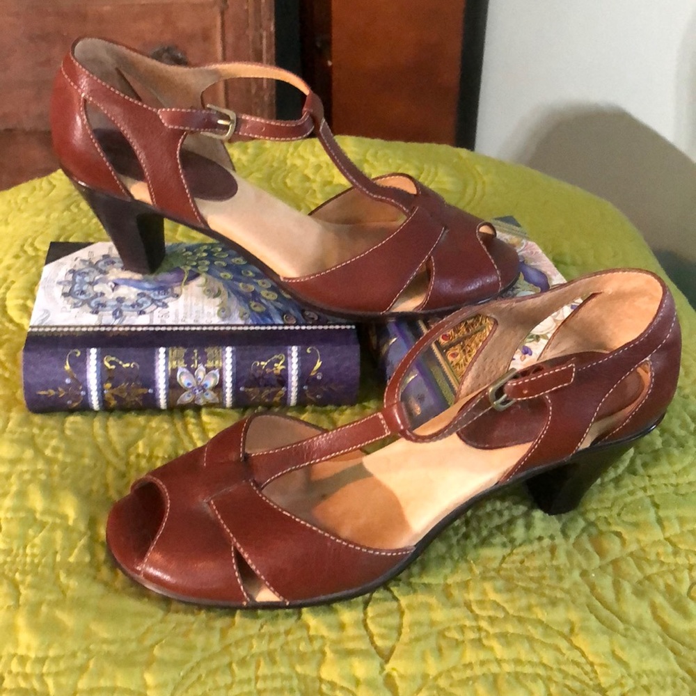 Softspots Brown t-strap sandals - Picture 5 of 8